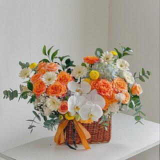 Giỏ hoa hồng + mix hoa Lan hồ điệp Hoa khai trương để bàn
